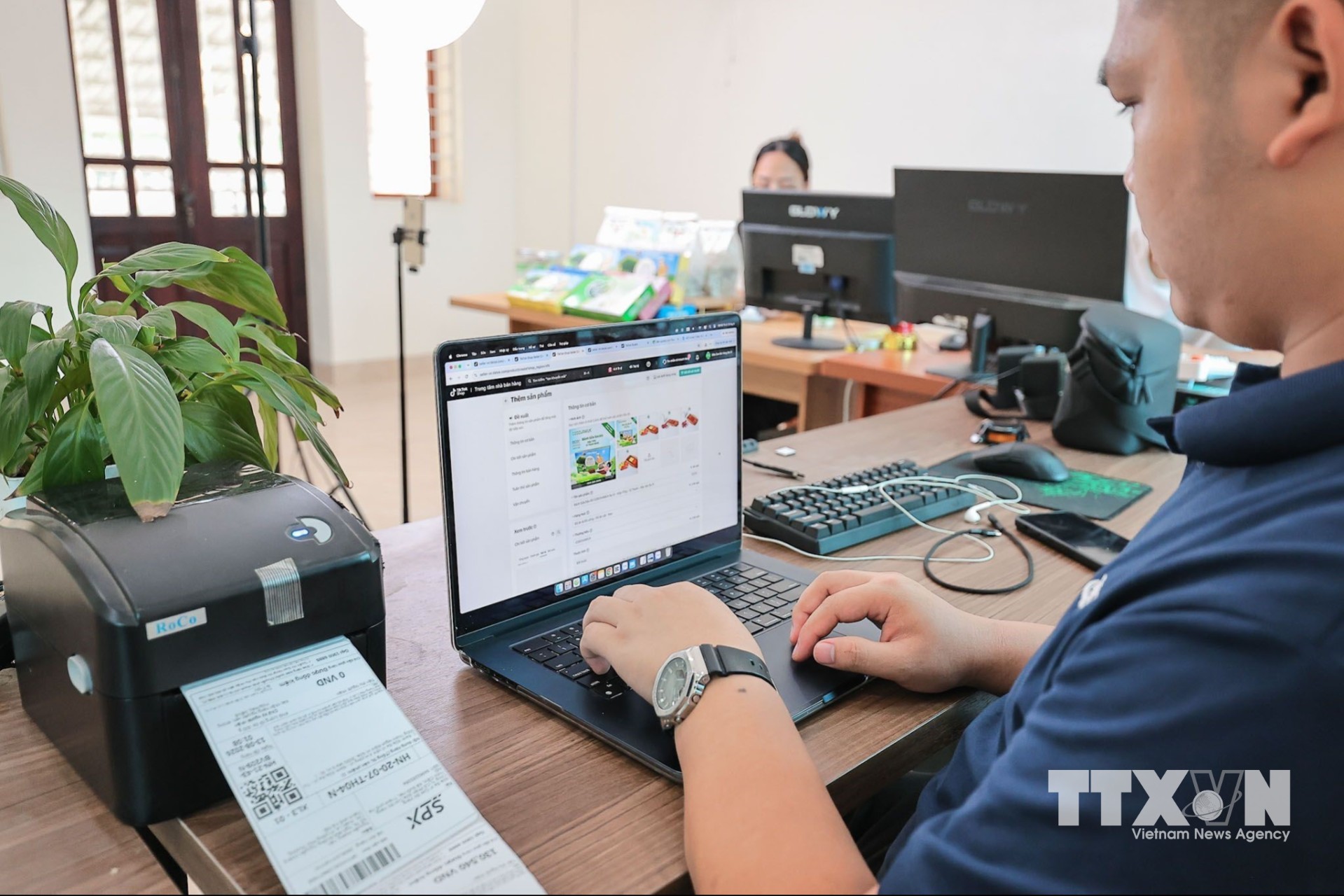 Từ tháng 2/2025, doanh nghiệp triển khai gian hàng trên TikTok Shop và Shopee, mở rộng kênh bán hàng trực tuyến. (Ảnh: Lê Đông/TTXVN)
